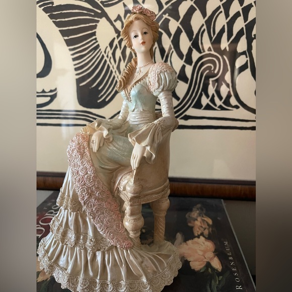 Other - Gorgeous lady figure /statue. Beautiful face and composition.